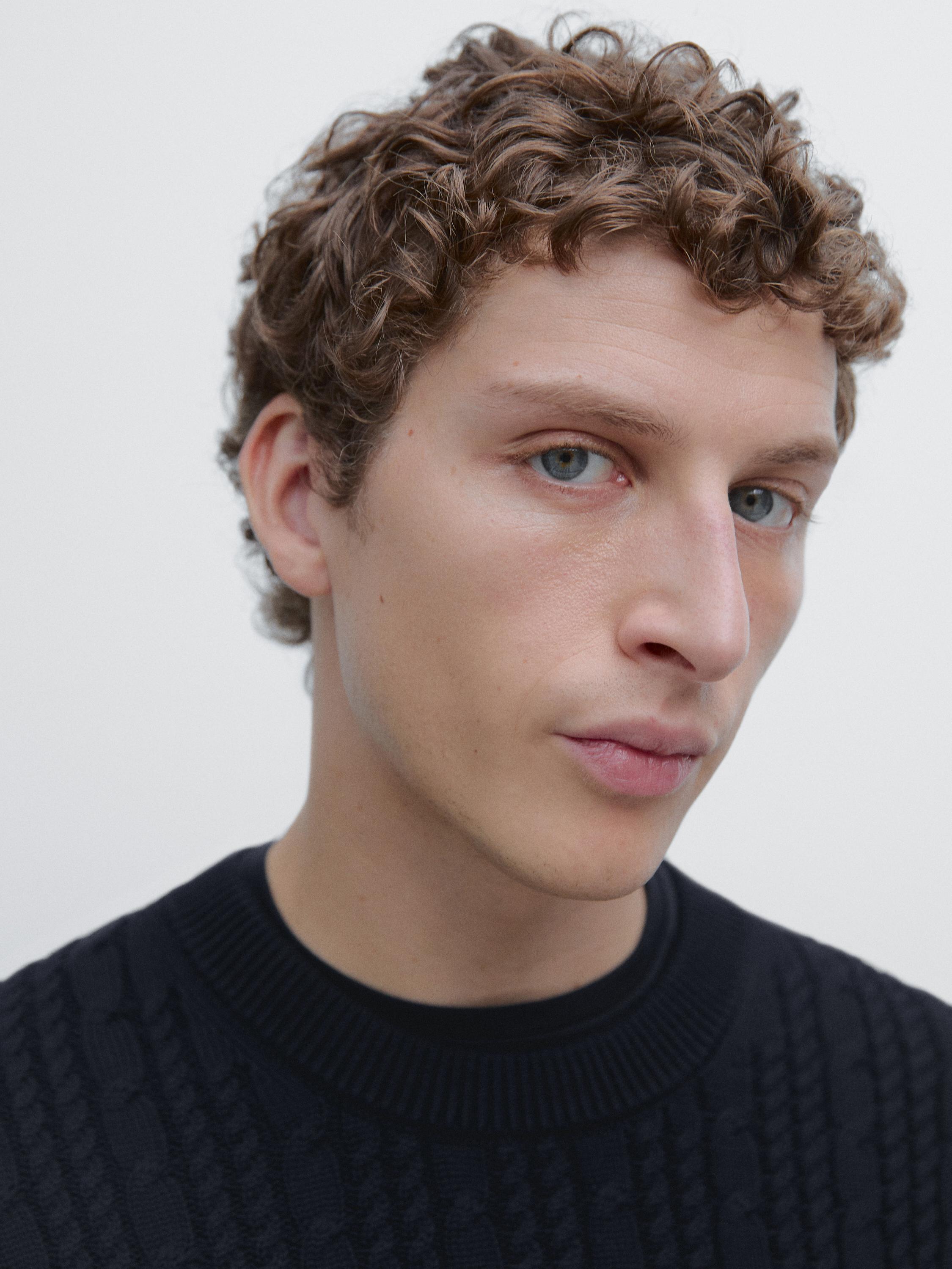 Cable-knit 100% cotton sweater with crew neck